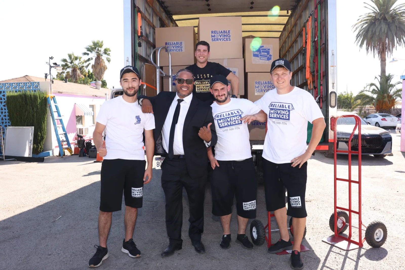 Reliable Moving Services crew ready to start a Los Angeles move